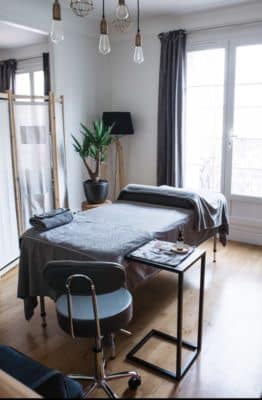 Audrey-Bonvicini-Specialiste-Kobido-Authentique-Massage-Japonais-Paris-Ile-de-France-Centre-Takumi-Finch-©-Table-de-massage-Cabinet-262x400